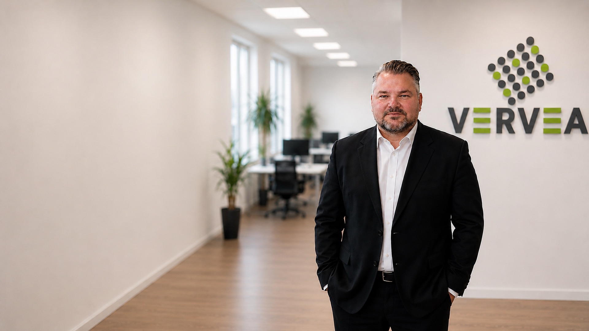 Andre Vernaleone, Energiemakler bei VERVEA, im Büro in Krefeld